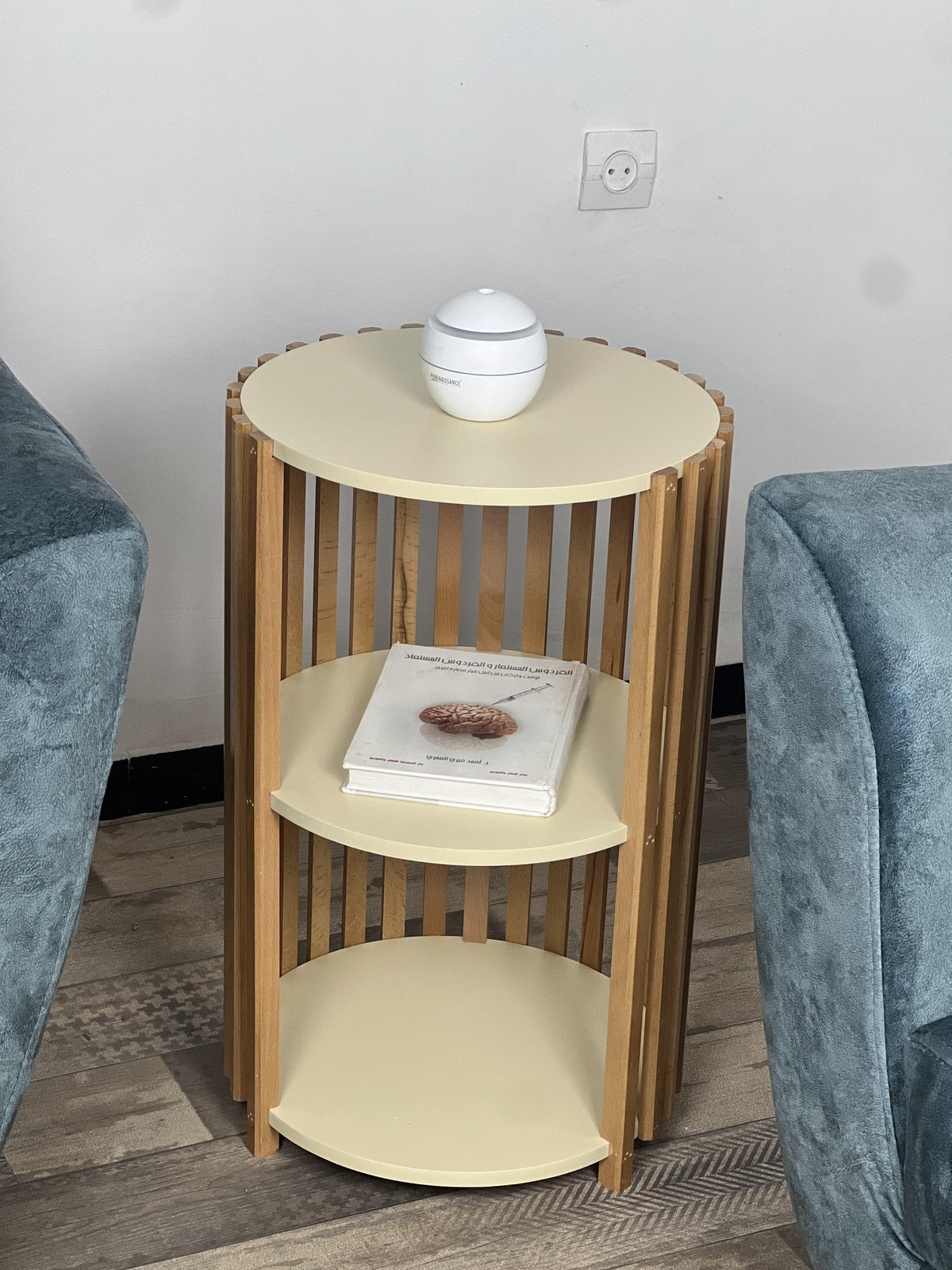 Table cylindrique à étagère