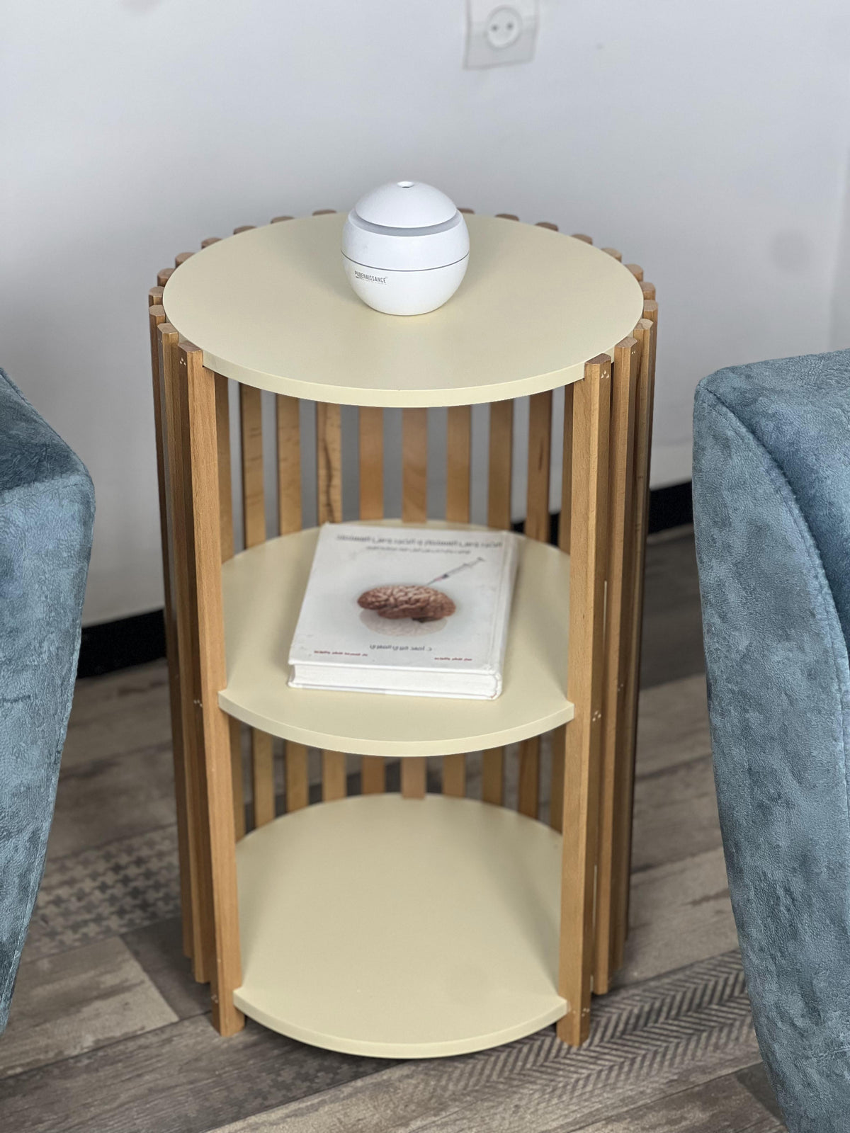 Table cylindrique à étagère
