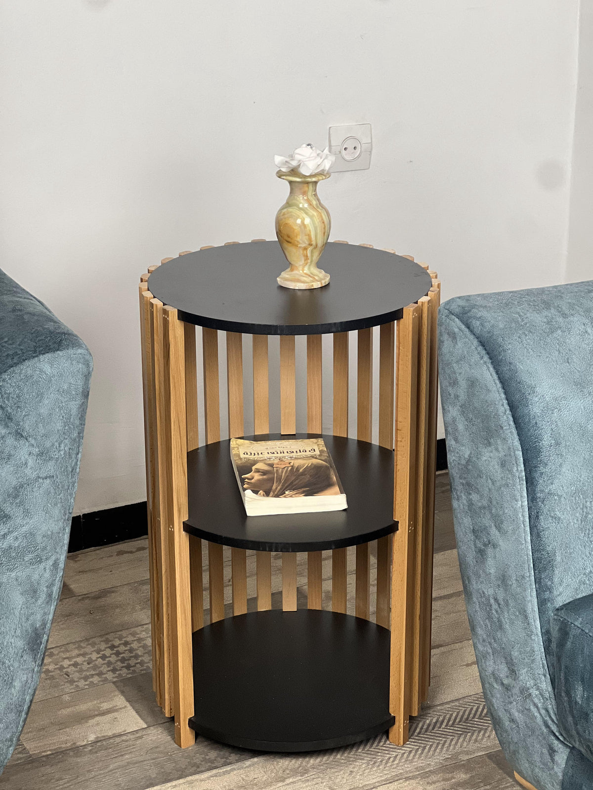 Table cylindrique à étagère
