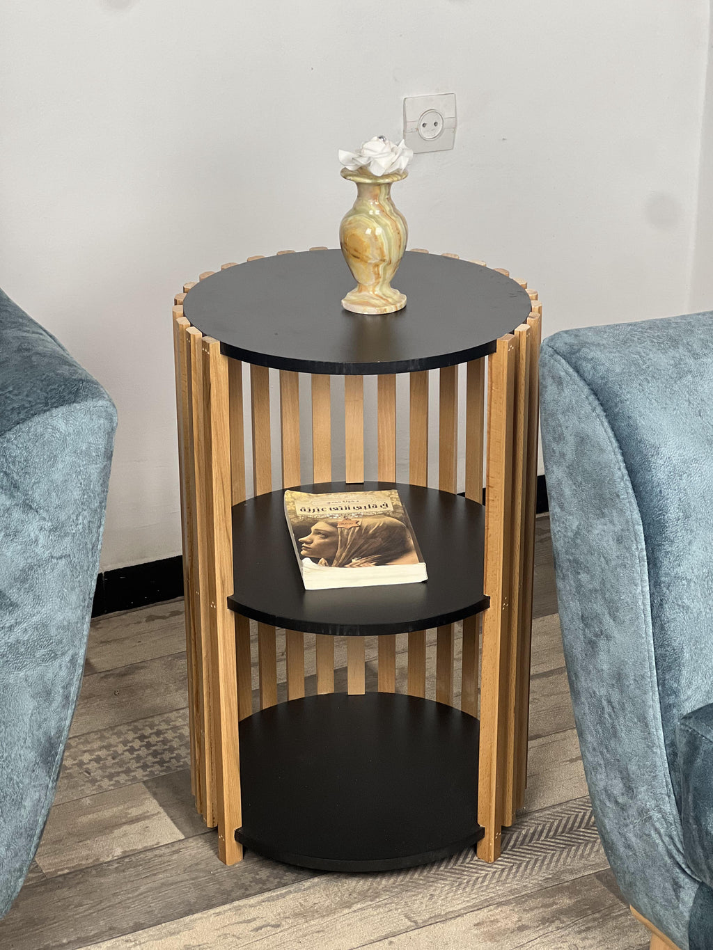 Table cylindrique à étagère